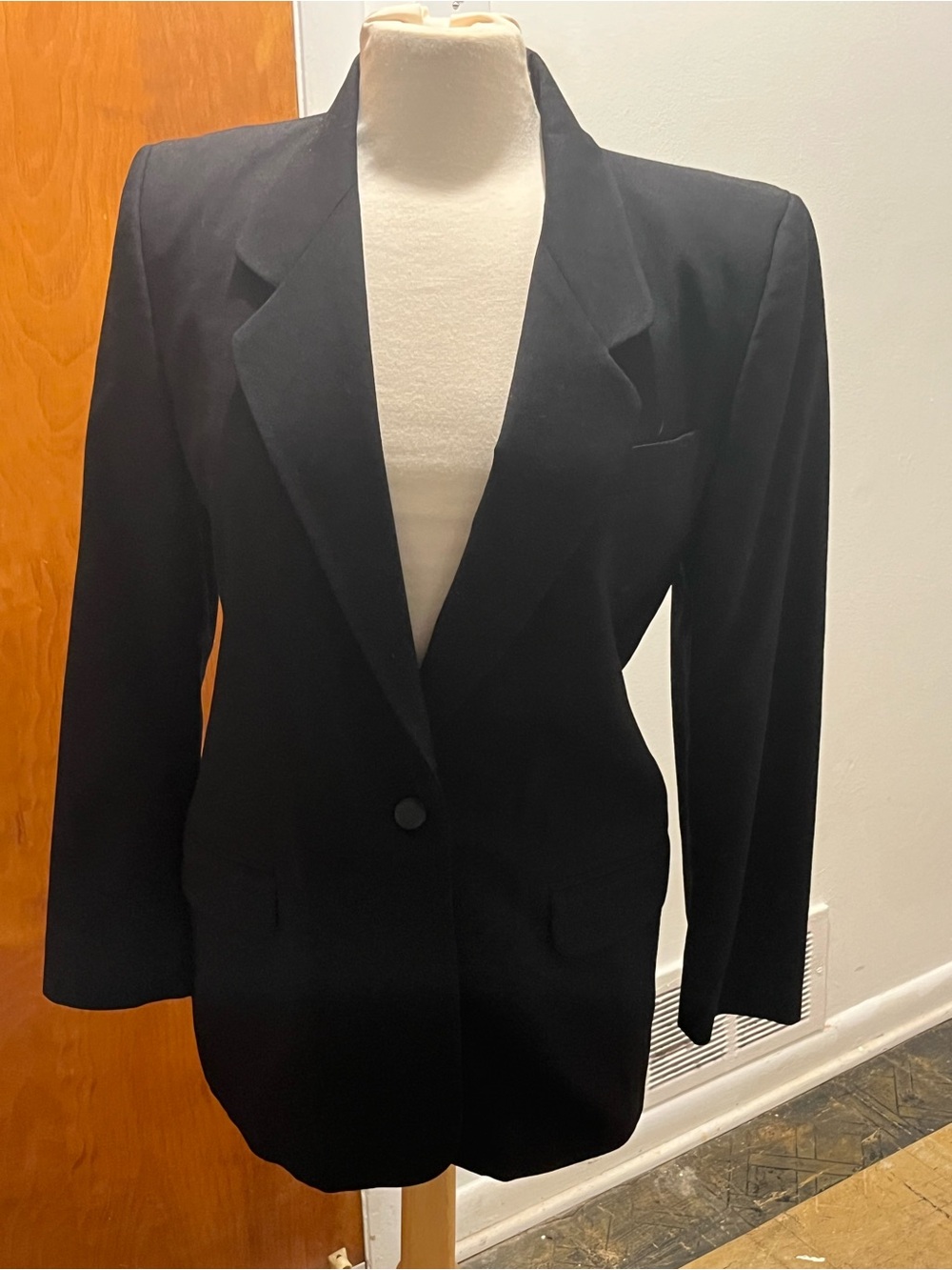 Talbots Women's Black Wool Blazer Jacket. Size 4. Lined, Pockets, Button Front